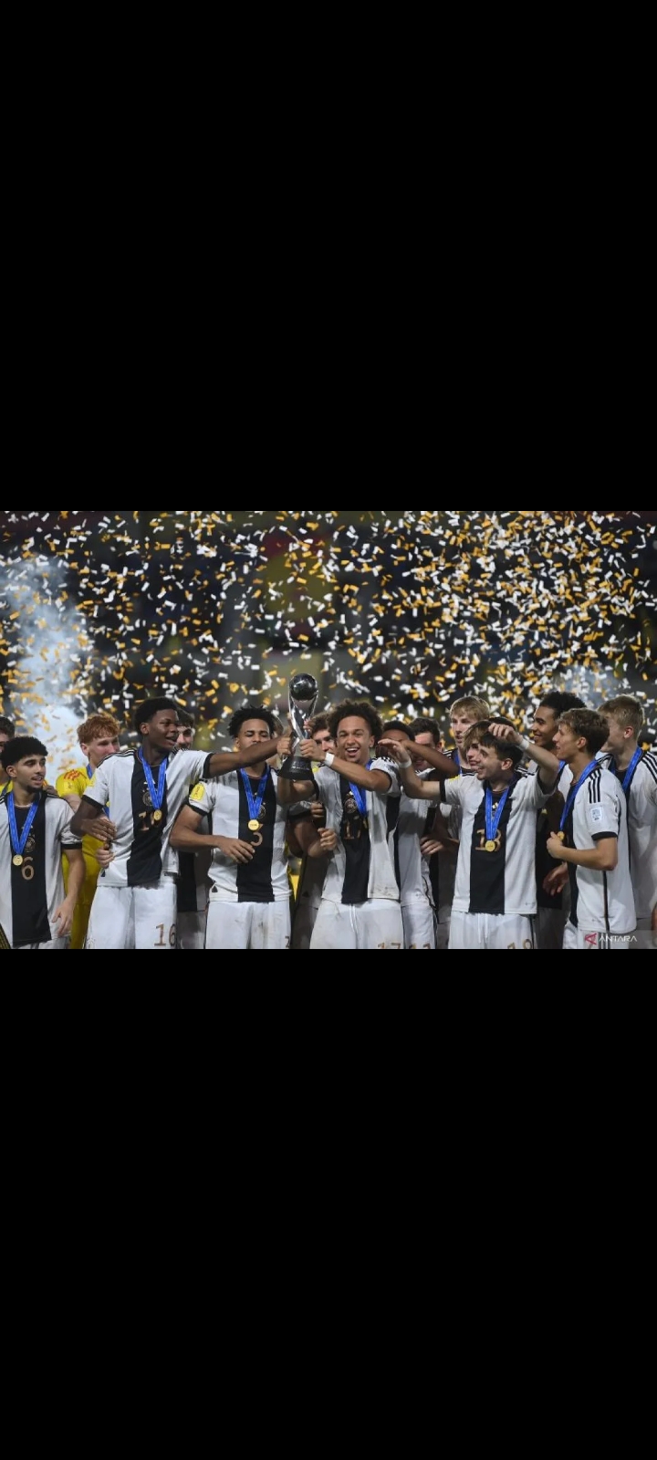 Pesepak bola Timnas Jerman mengangkat trofi juara Piala Dunia U-17 2023 usai mengalahkan Timnas Prancis