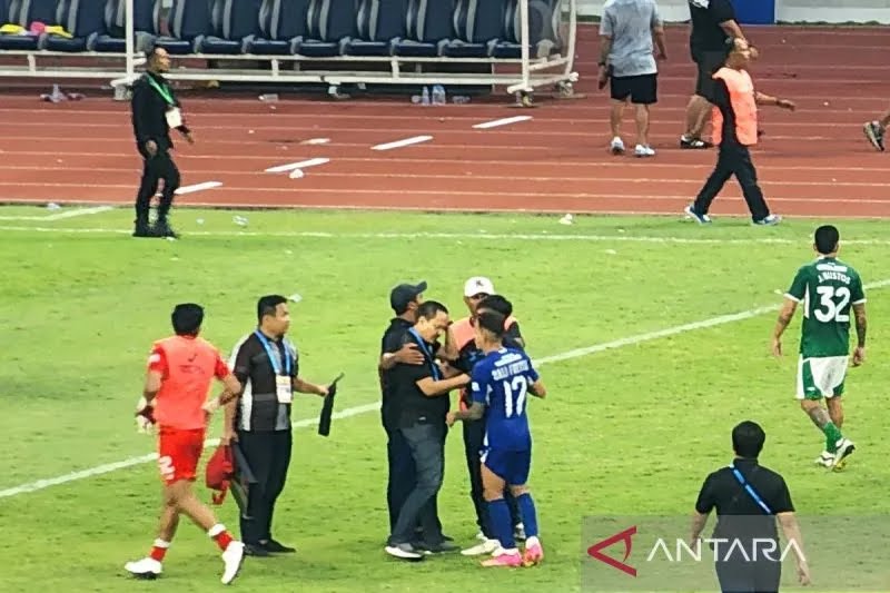 CEO PSIS Semarang A.S.Sukawijaya mendapat pertolongan setelah diduga terlika akibat lemparan batu saat ricuh antarpenonton