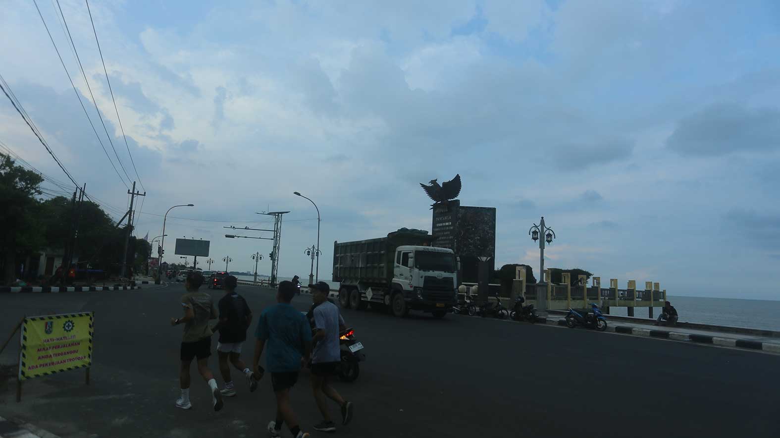 AKAN HUJAN: Langit Tuban yang Minggu sore (3/12) tampak mendung, tapi tidak hujan.