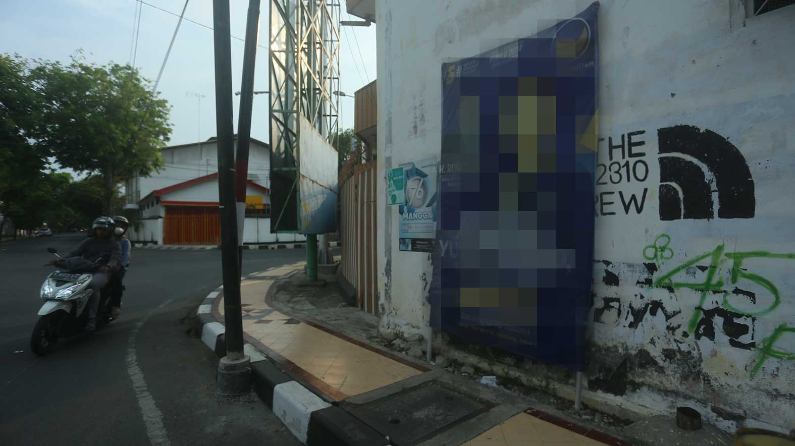 Banner caleg yang terpasang di salah satu sudut jalan di Tuban.