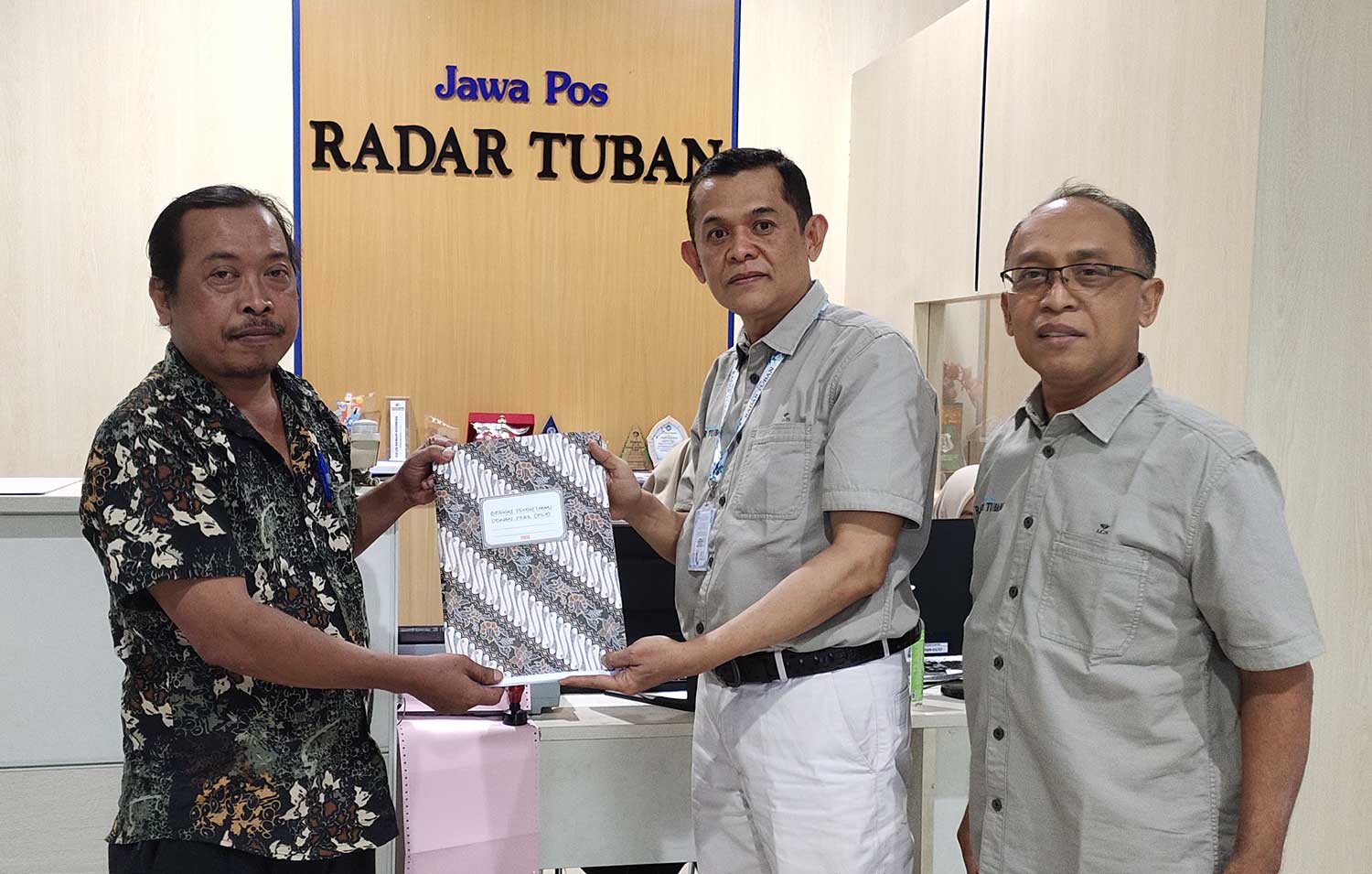 Pemred Radar Tuban Dwi Setiyawan didampingi Direktur Radar Tuban Tulus Widodo menyerahkan dokumen verfak kepada Kanti Wiyoto, saksi dari Dewan Pers (kiri) di kantor Radar Tuban.