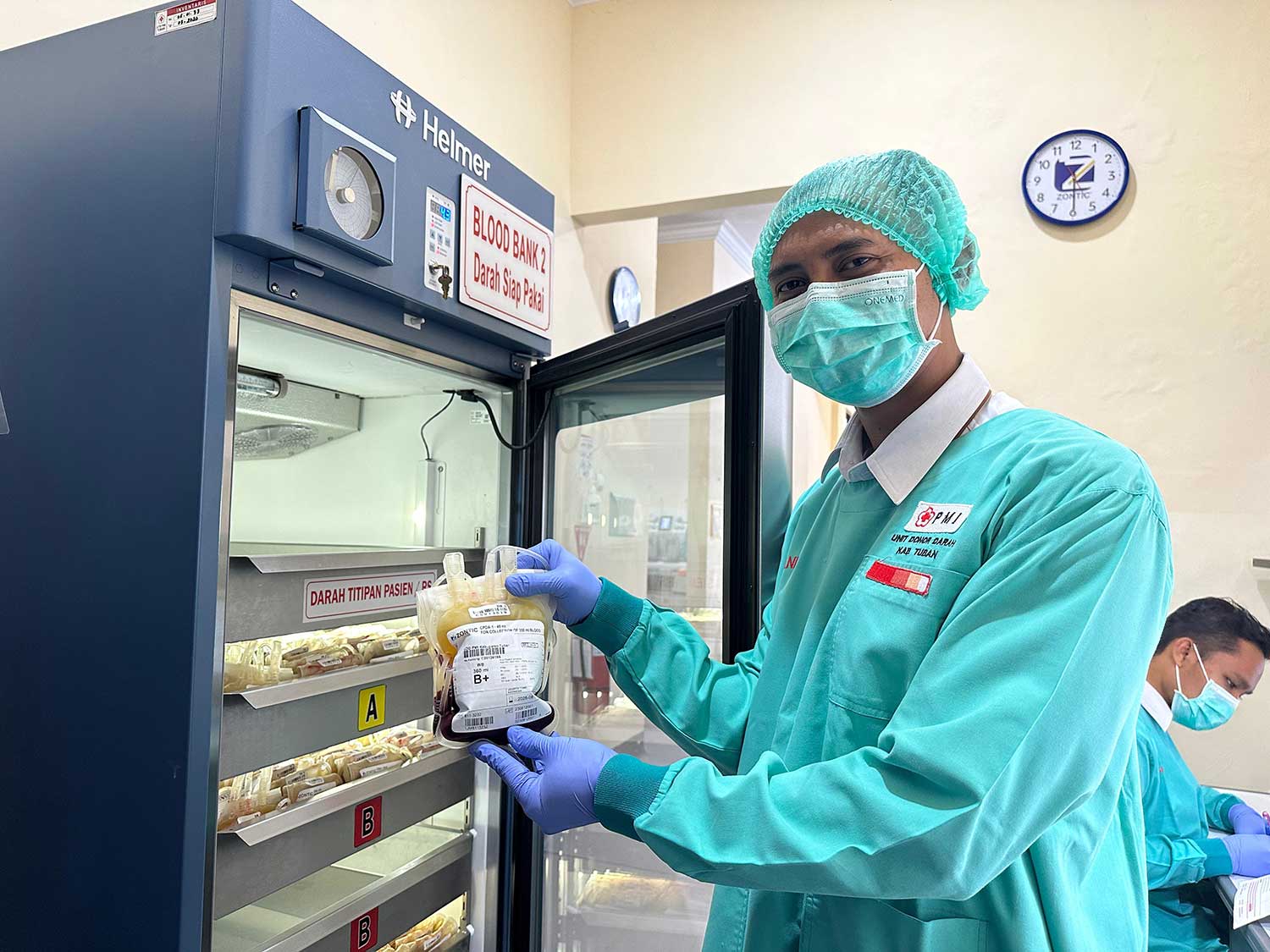 PASTIKAN STERIL: Humas Unit Donor Darah Palang Merah Indonesia (UDD PMI) Tuban Sarju Efendi, memeriksa kantong darah di laboratorium.