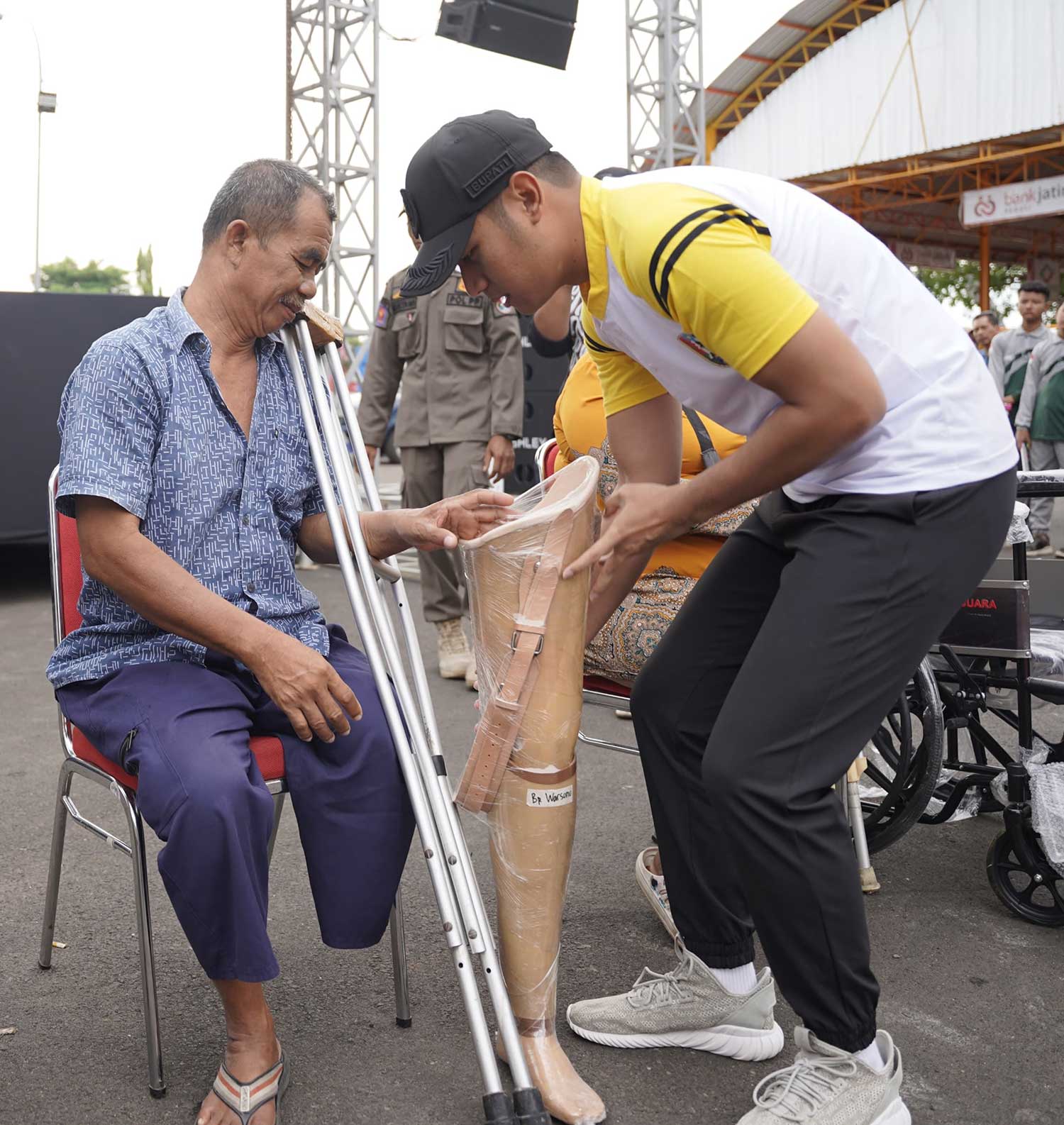 SEMOGA BERMANFAAT: Mas Lindra menyerahkan bantuan kaki palsu kepada teman penyandang disabilitas.