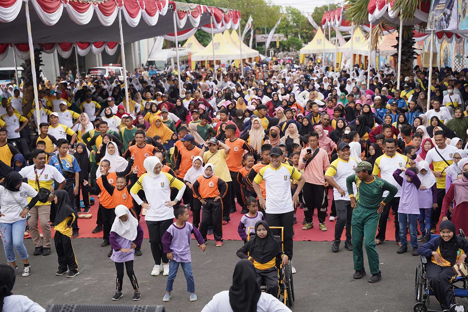 Bupati Aditya Halindra Faridzky bersama Ketua II Bidang Pendidikan dan Peningkatan Ekonomi Keluarga TP PKK Tuban Aulia Hany Mustikasari hadir dalam peringatan HDI di GOR Rangga Jaya Anoraga.
