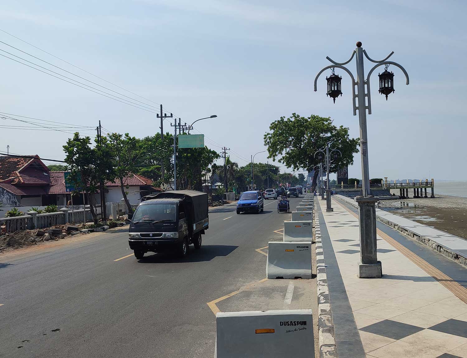 SULIT DIGESER: Road barrier semi permanen yang telah dipasang oleh DLH Hub Tuban di sepanjang Jalan RE Martadinata.