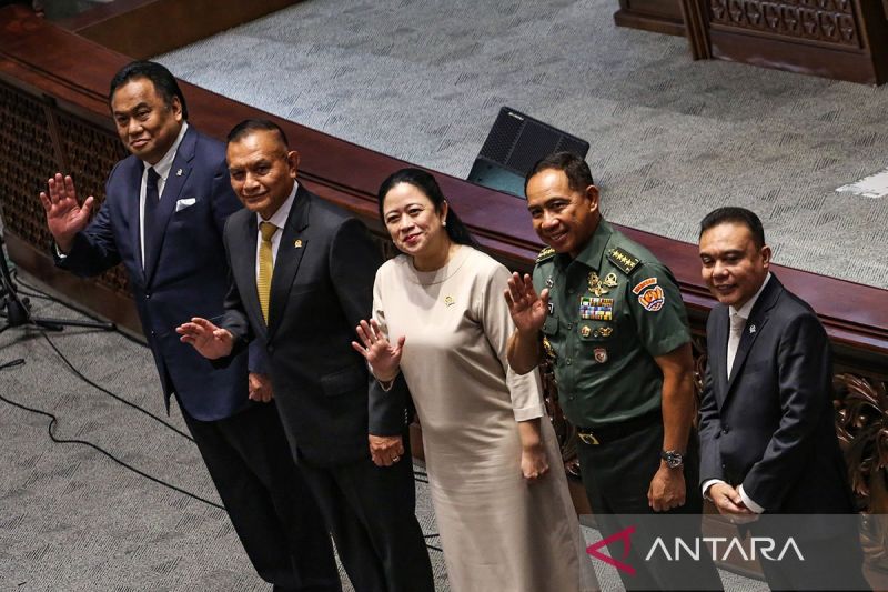 Ketua DPR Puan Maharani (tengah), Wakil Ketua DPR Lodewijk Freidrich Paulus (kedua kiri), Rachmad Gobel (kiri), Sufmi Dasco Ahmad (kanan), dan Panglima TNI Jenderal TNI Agus Subiyanto (kedua kanan)
