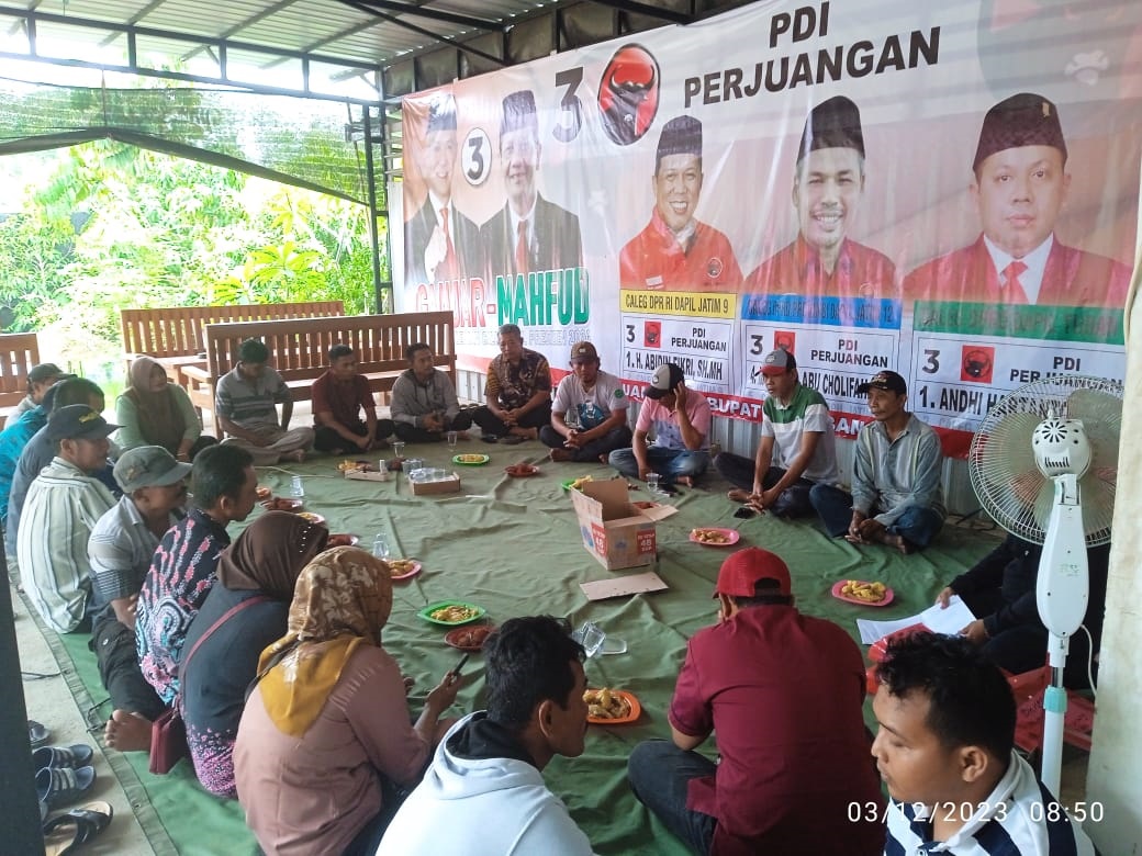 KONSOLIDASI: Tim Pemenangan Ganjar - Mahfud MD melakukan konsolidasi di Posko Gotong Royong Kecamatan Soko untuk memastikan kemenangan.