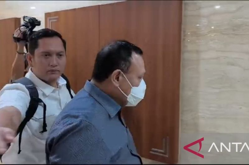 Ketua KPK nonaktif Firli Bahuri tiba di Lobby Bareskrim Polri, Jakarta, untuk menjalani pemeriksaan lanjutan sebagai tersangka, Rabu (6/12).