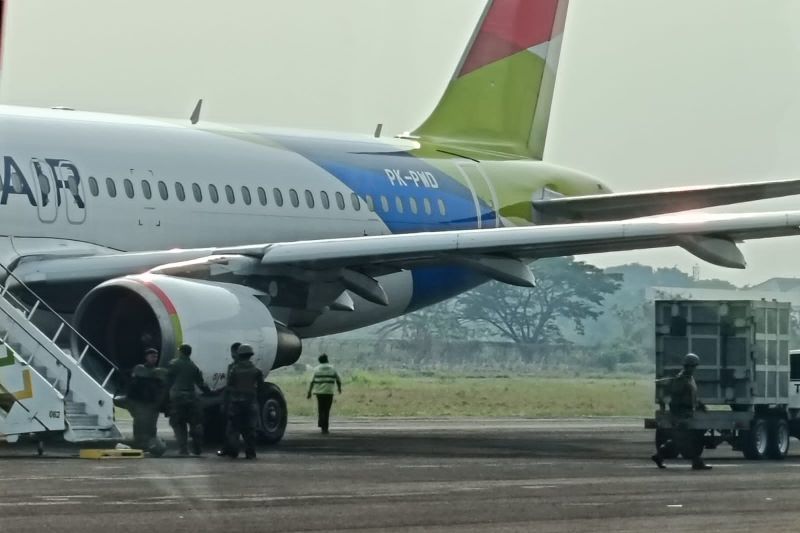 Tangkapan layar petugas di bandara.