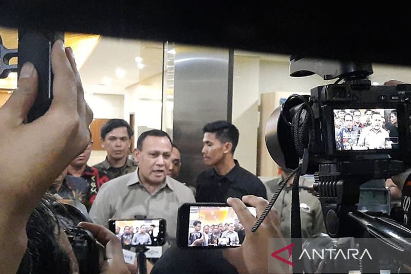 Ketua KPK non-aktif Firli Bahuri memberikan keterangan kepada wartawan usai menjalani pemeriksaan selama 10 jam sebagai tersangka di Bareskrim Polri, Jakarta, Jumat (1/12).