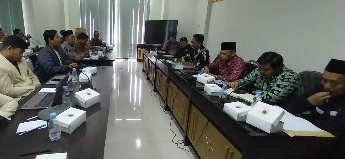 UPAYA KLARIFIKASI: Rapat kerja bersama antara Komisi II DPR Tuban dengan pihak-pihak terkait proses seleksi perades di Desa Sokosari, Kecamatan Soko, Senin (27/11).