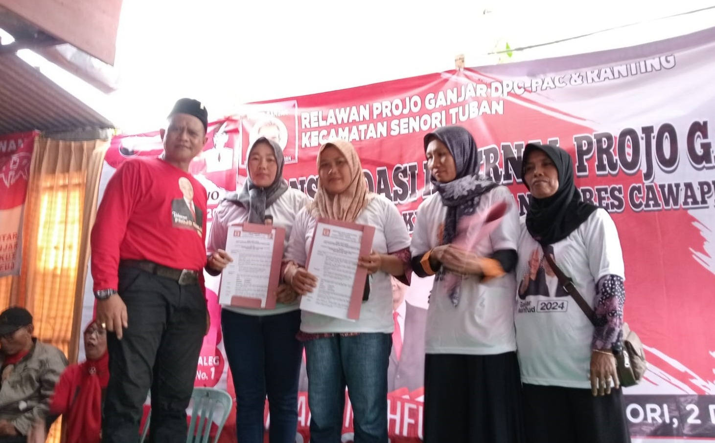 SEMAKIN SOLID: Emak-emak di Kecamatan Senori yang siap memenangkan Ganjar &ndash; Mahfud MD di Tuban.
