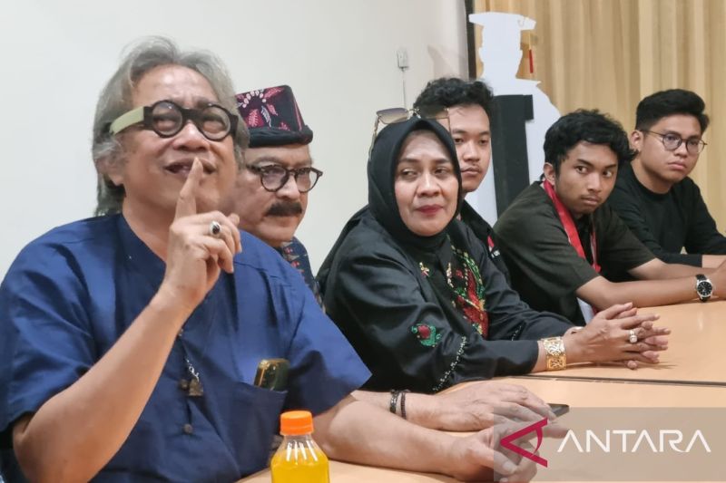 Seniman Butet Kertaredjasa (kiri) saat di Universitas 17 Agustus 1945 Surabaya, Rabu (6/12).