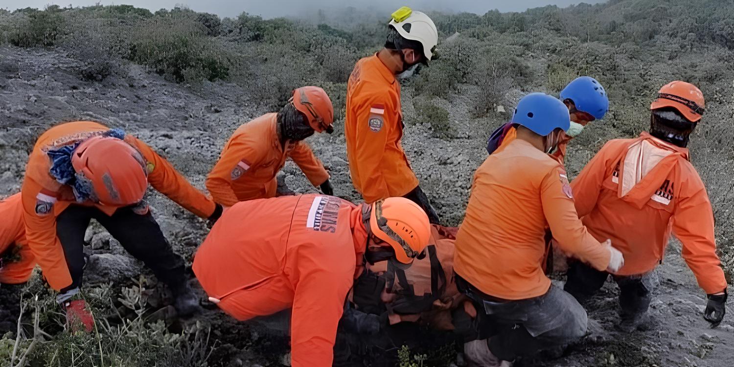 Proses evakuasi korban meninggal dunia erupsi Gunung Marapi