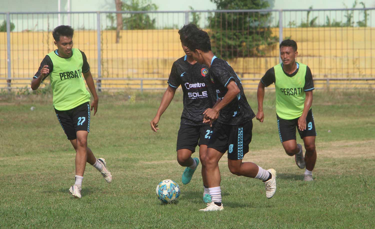 PERSIAPAN: Para pemain Persatu Tuban saat latihan di Stadion Lokajaya Tuban menjelang pertandingan melawan Inter Pemuda Kediri, hari ini (7/12).