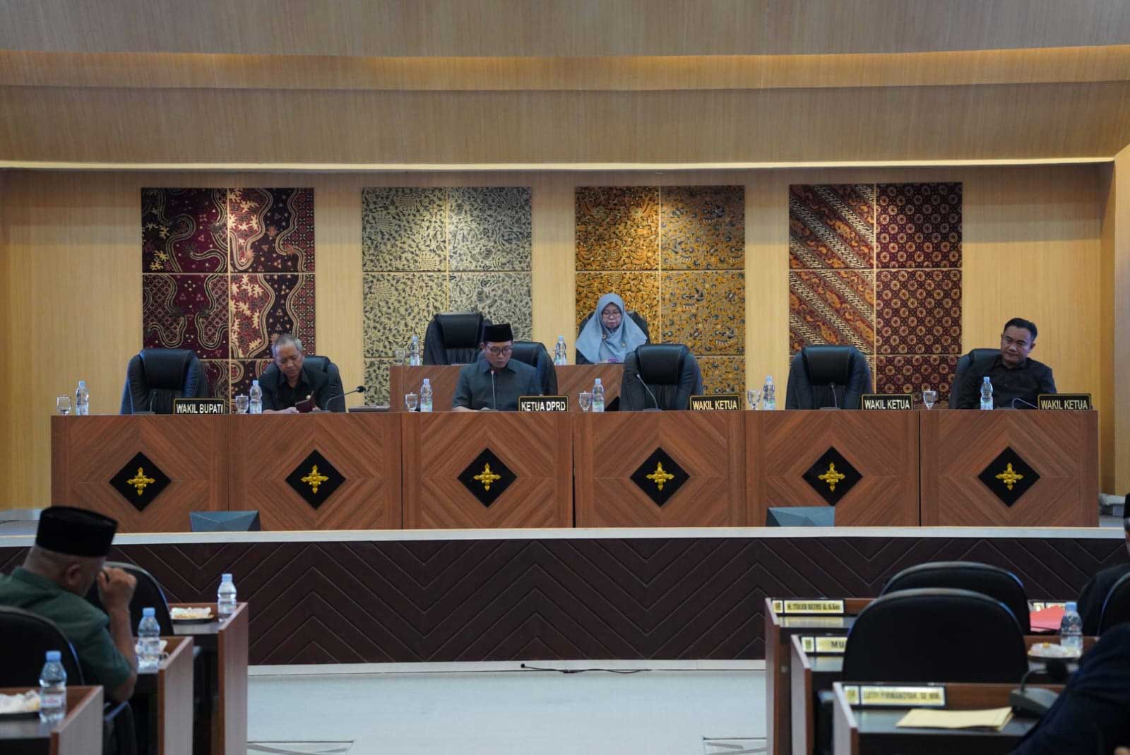 DIBAHAS BERSAMA: Pimpinan DPRD dan Sekda Tuban rapat paripurna di DPRD Tuban, kemarin (6/12).
