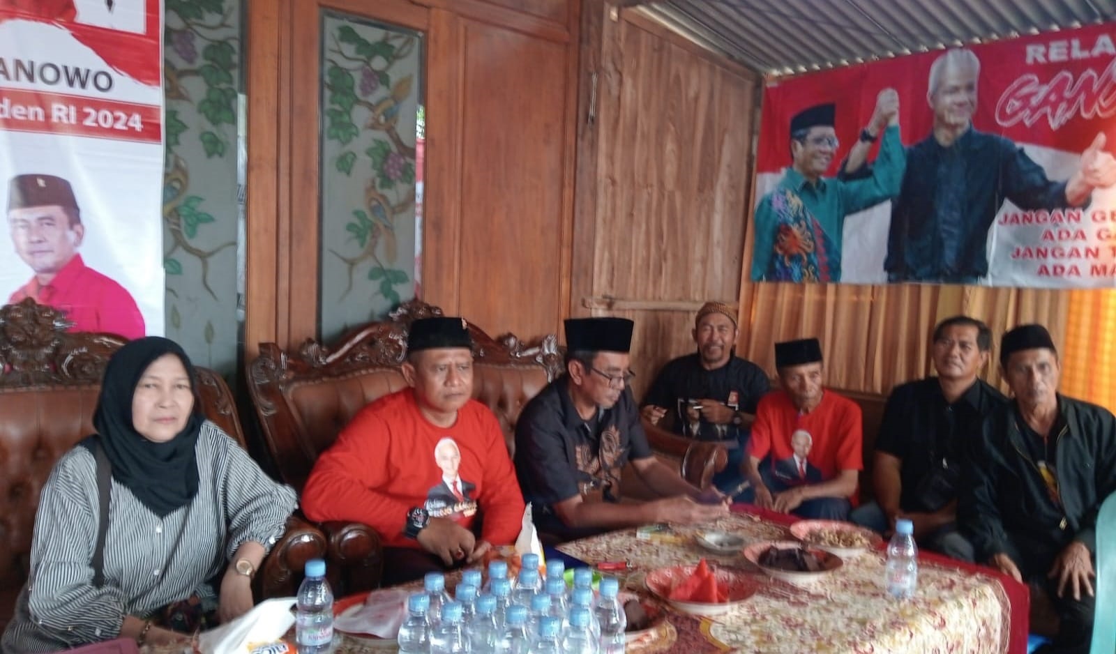 SIAP BERKAMPAYE SANTUN: Relawan Projo Ganjar Tuban siap menyampaikan program Ganjar - Mahfud MD dengan baik ke masyarakat.
