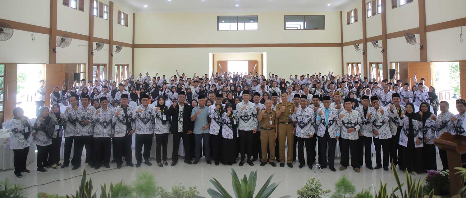 TETAP KOMPAK: Pengurus PGRI Tuban usai menjalankan rangkaian peringatan HUT ke-78 PGRI dan Hari Guru Nasional 2023.