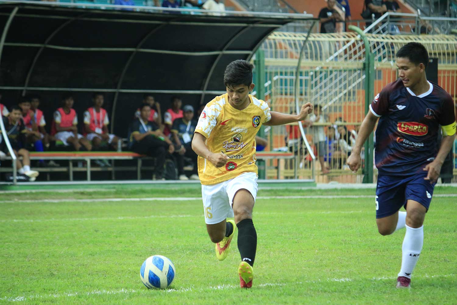 FOKUS: Pemain Persatu Tuban Fachrul Iffad (kiri) dikawal ketat oleh pemain Inter Pemuda Kediri pada pertandingan Liga 3 2023/2024 di Stadion Letjen H. Soedirman Bojonegoro, Kamis (7/12).