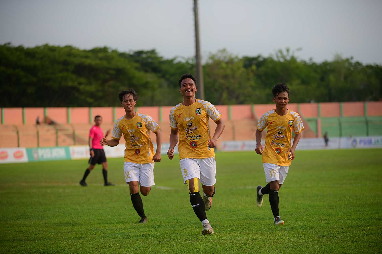 PENENTU KEMENANGAN: Ahmad Dedy Mustofa (tengah) saat merayakan golnya ke gawang Inter Pemuda Kediri yang digelar di Stadion Letjen H. Sudirman Bojonegoro, Kamis (7/12).