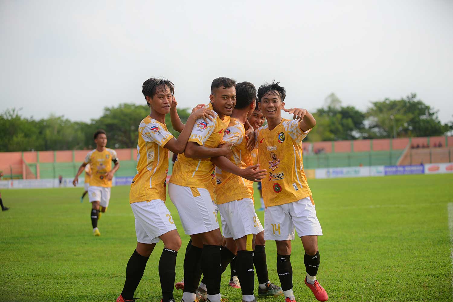 Euforia pemain Persatu Tuban usai cetak gol ke gawang Inter Pemuda Kediri di Stadion Letjen H. Sudirman Bojonegoro, Kamis (7/12).