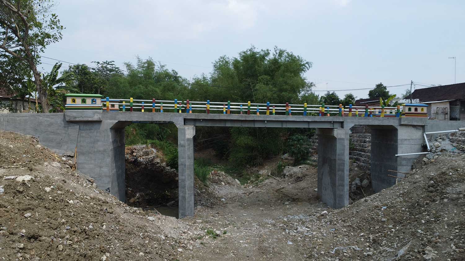 PERMUDAH MOBILITAS: Jembatan warna-warni ruas Desa Wangluwetan-Jatisari yang tuntas dibangun. Tahun lalu, jembatan ini tidak bisa dilintasi.
