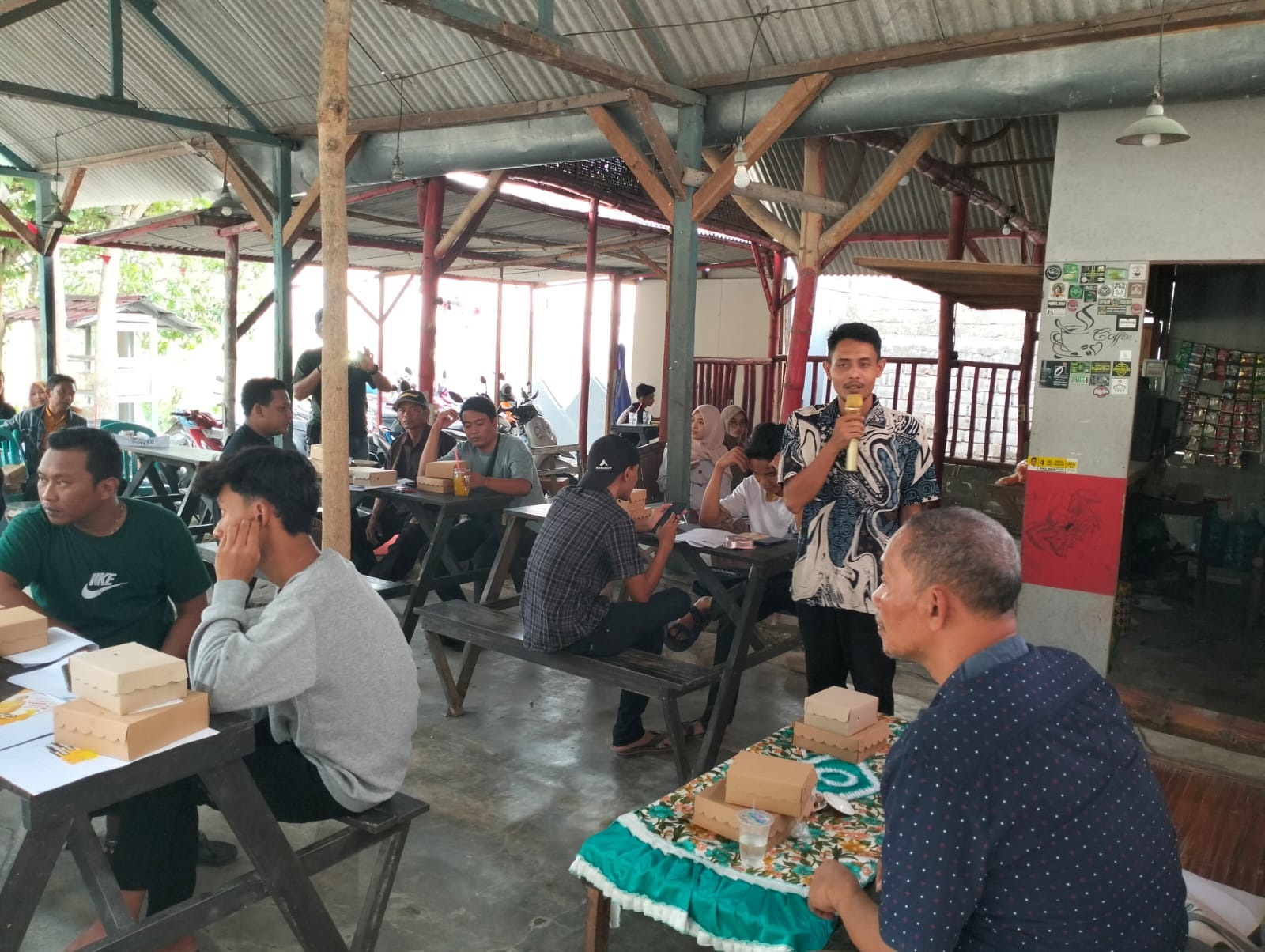 BERBINCANG: Wakil ketua Tim Pemenangan Ganjar-Mahfud MD saat berbincang dengan petani