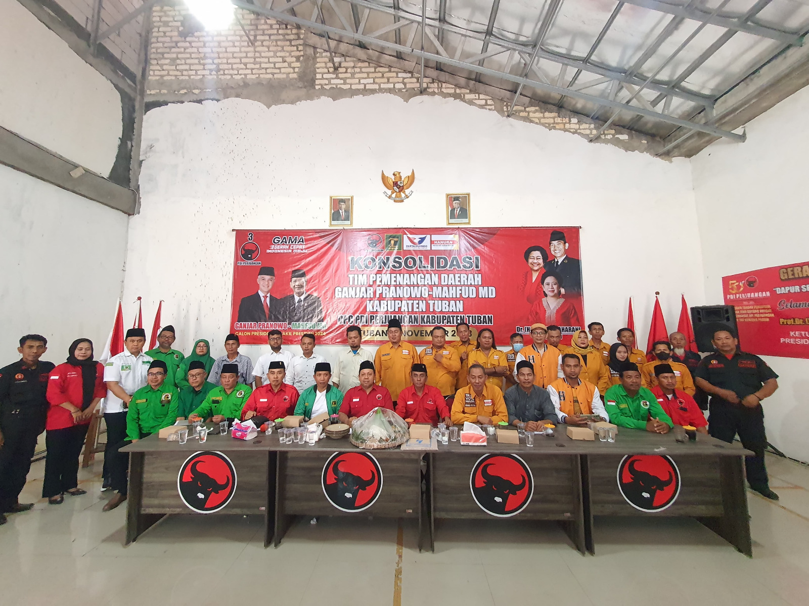KONSOLIDASI : Parpol koalisi Ganjar - Mahfud MD saat rapat kosolidasi pemenangan di Kantor DPC PDIP Tuban beberapa waktu lalu.