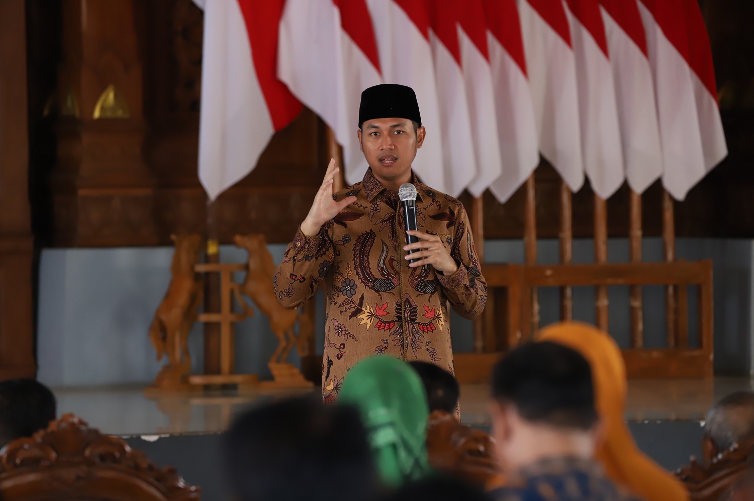 AJAK SELURUH KOMPONEN BERKOLABORASI: Bupati Aditya Halindra Faridzky memberikan arahan kepada pimpinan OPD, camat, kepala desa/lurah untuk meningkatkan penerimaan PBB-P2.