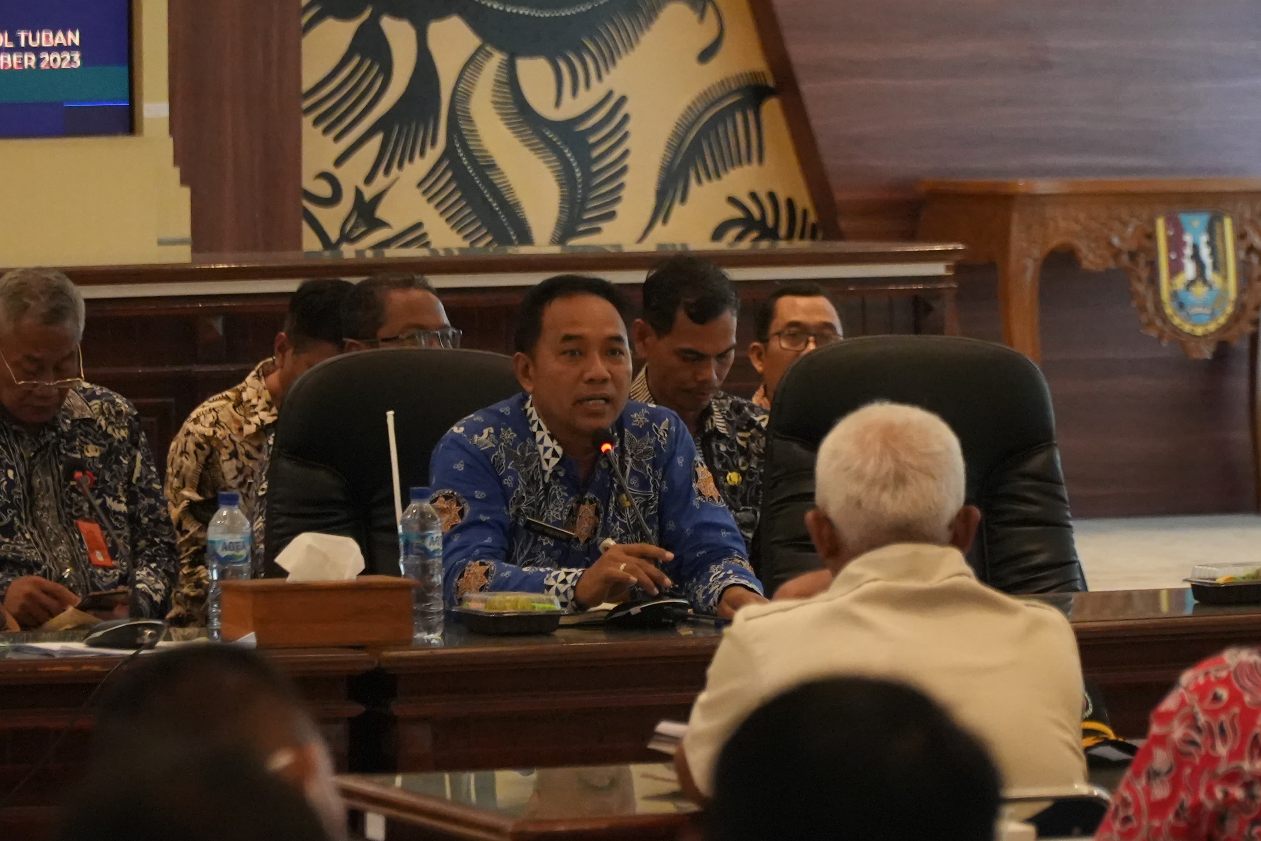 AGENDA RUTIN: Kepala Bakesbangpol Tuban Yudi Irwanto menjadi moderator audiensi bupati bersama ormas di ruang rapat Ronggolawe, lantai tiga Setda Tuban.