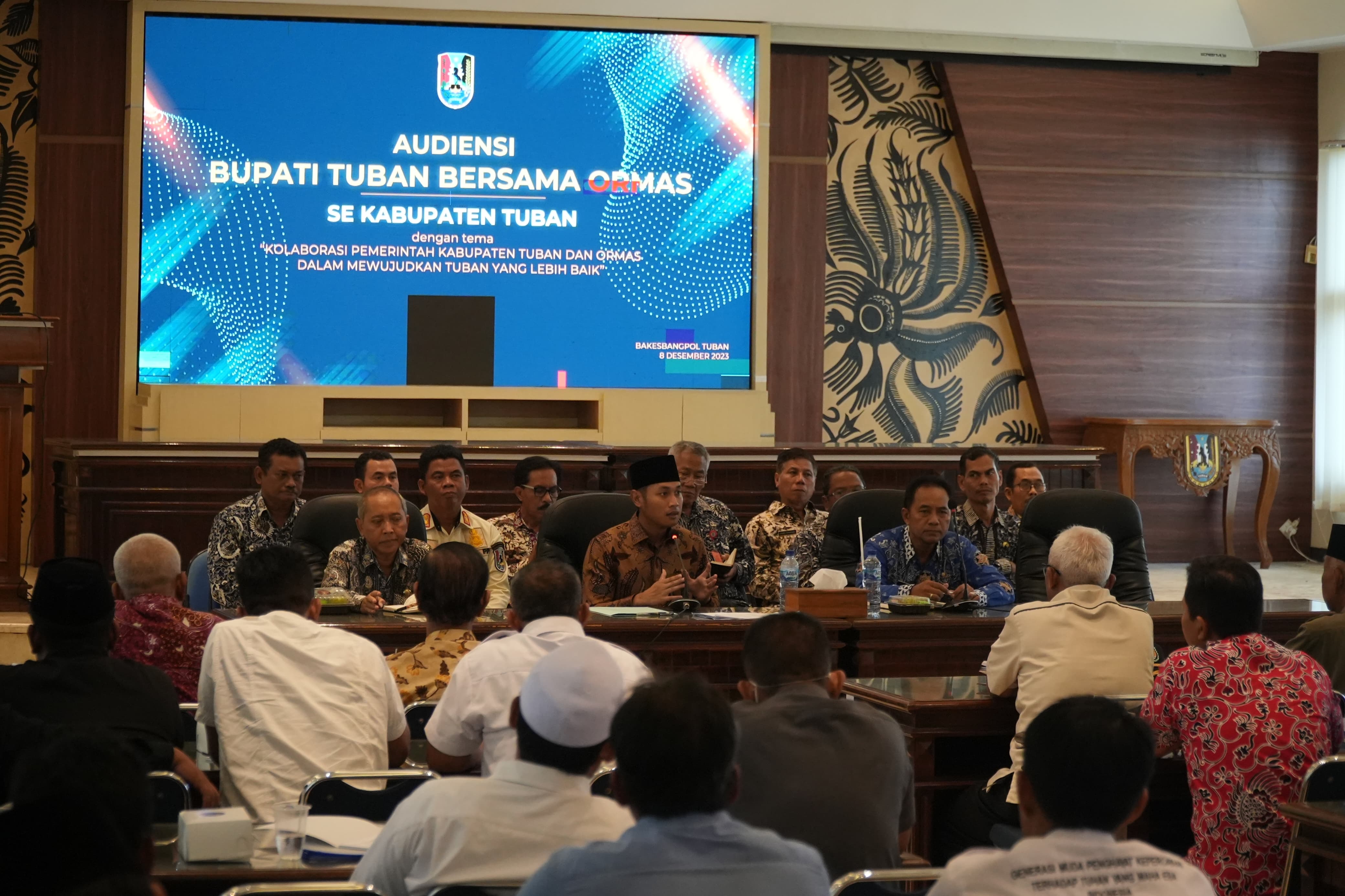 TAMPUNG ASPIRASI: Bupati Tuban Aditya Halindra Faridzky didampingi seluruh kepala OPD saat audiensi dengan perwakilan sekitar 100 ormas.
