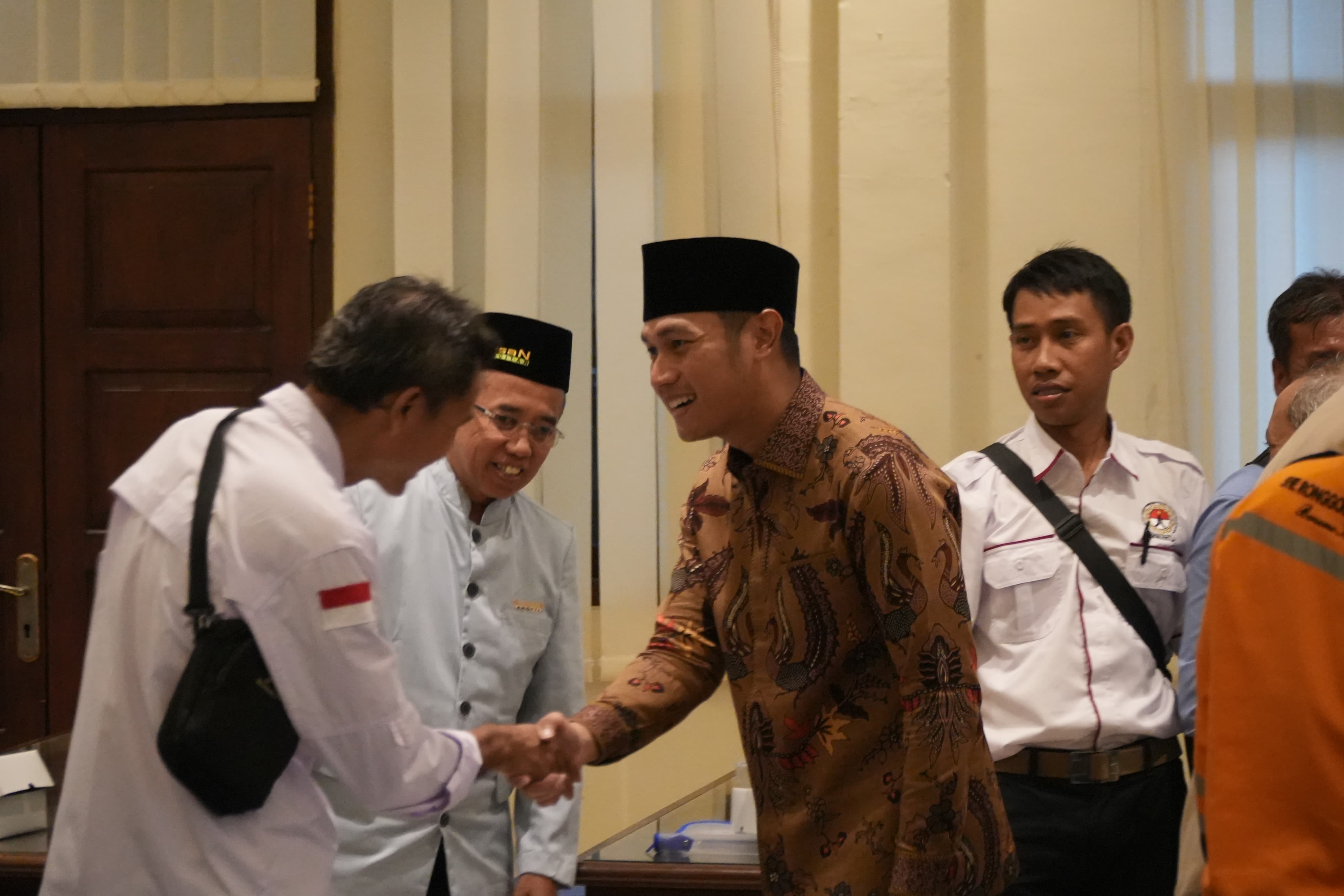 AKRAB: Mas Lindra menyapa tamu undangan perwakilan ormas untuk menerima kritik dan saran untuk pembangunan Tuban.