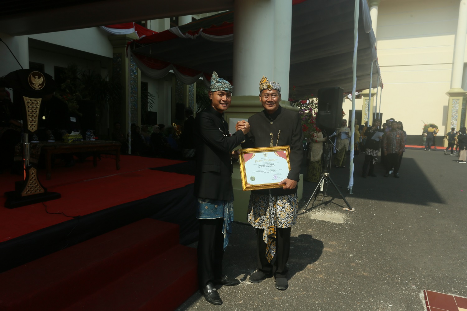 MEMBANGGAKAN: Bupati Tuban Aditya Halindra Faridzky, SE menyerahkan penghargaan Inotek Award Jatim 2023 kepada Kepala Bappeda Litbang Tuban Drs. Joko Sarwono.