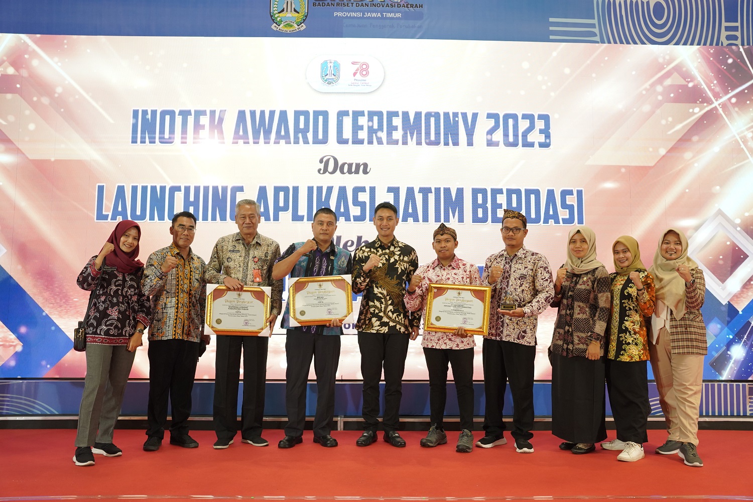 CETAK INOVATOR BERKUALITAS: Penyerahan penghargaan Terinovatif Kelima kategori Inovasi bidang Non Ekonomi atas Inovasi Djatiku Pinter kepada Bupati Tuban Mas Lindra bersama Bappeda Litbang.