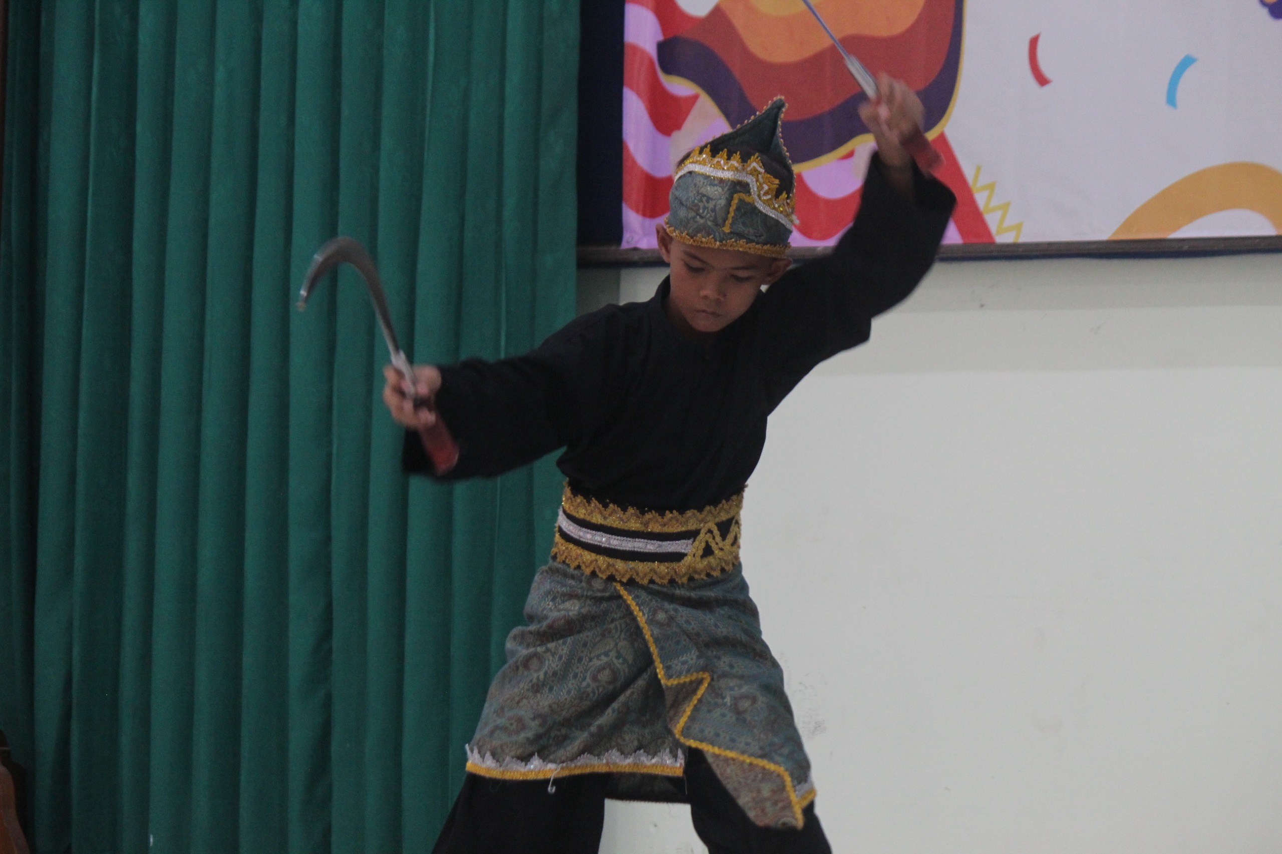 GENERASI TANGGUH: Penampilan seni pencak silat dari salah satu siswa yang menarik perhatian.