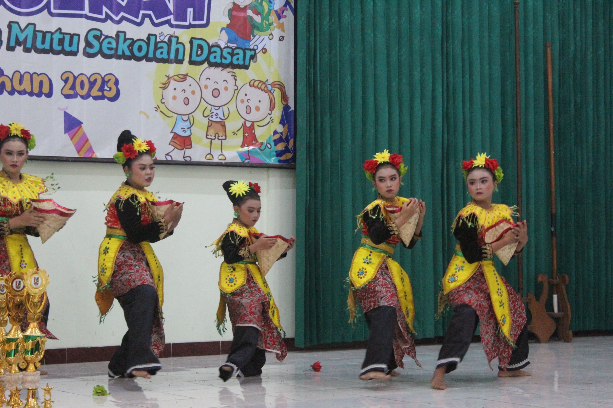 LESTARIKAN BUDAYA: Penampilan tari tradisional dari siswa untuk mengisi acara.