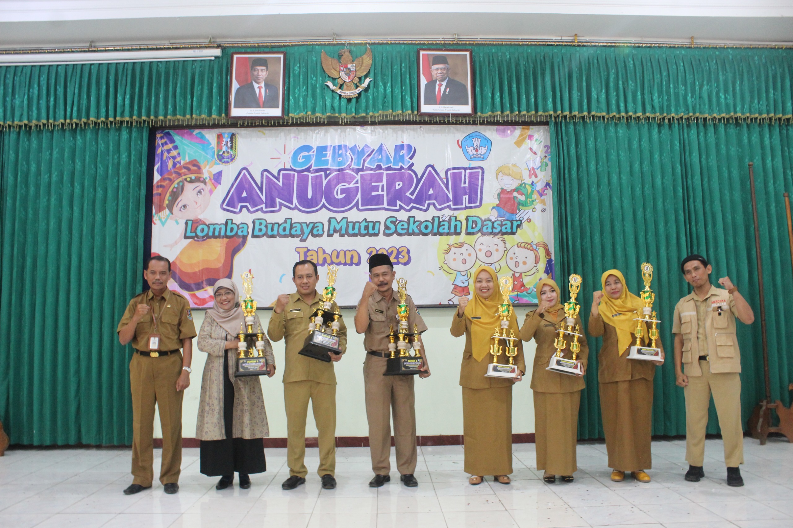 KOLABORASI: Kabid Pengelolaan Pendidikan Sekolah Dasar Disdik Tuban Mokhamad Nurdin, S.Pd., M.Pd (paling kiri) berfoto bersama pemenang lomba budaya mutu SD 2023.