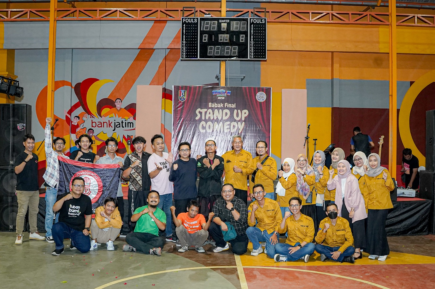 MENYERAP ASPIRASI: Kepala Bappeda Litbang Tuban Joko Sarwono (tengah) bersama tim, dewan juri, dan finalis Lomba Stand Up Comedy Bercanda Ria, yang merupakan salah satu lomba Mesin Waktu 2045.