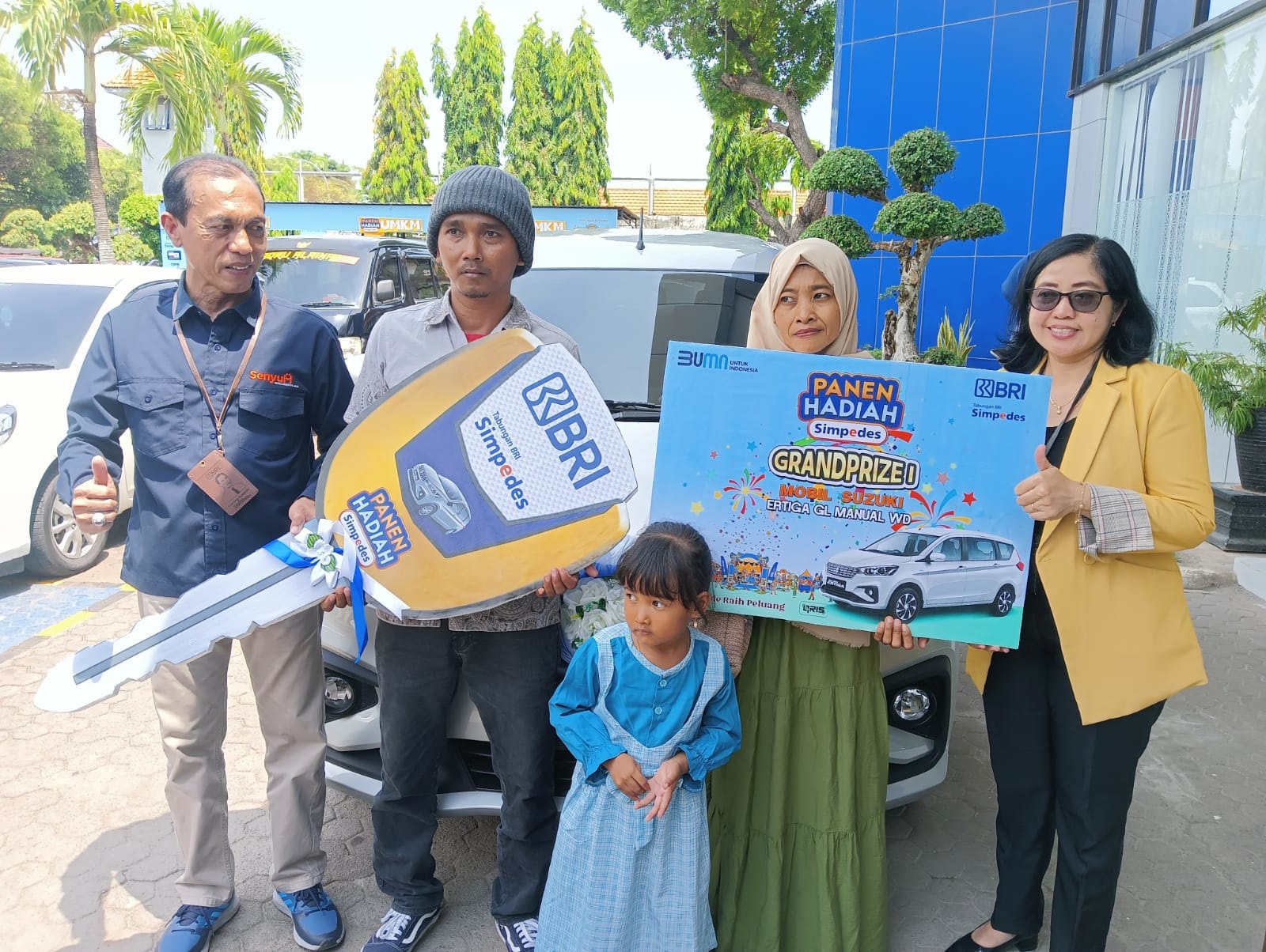 BAHAGIA: Muhtadin (dua dari kiri) menerima undian mobil Suzuki Ertiga dari tim BRI Branch Office Tuban.