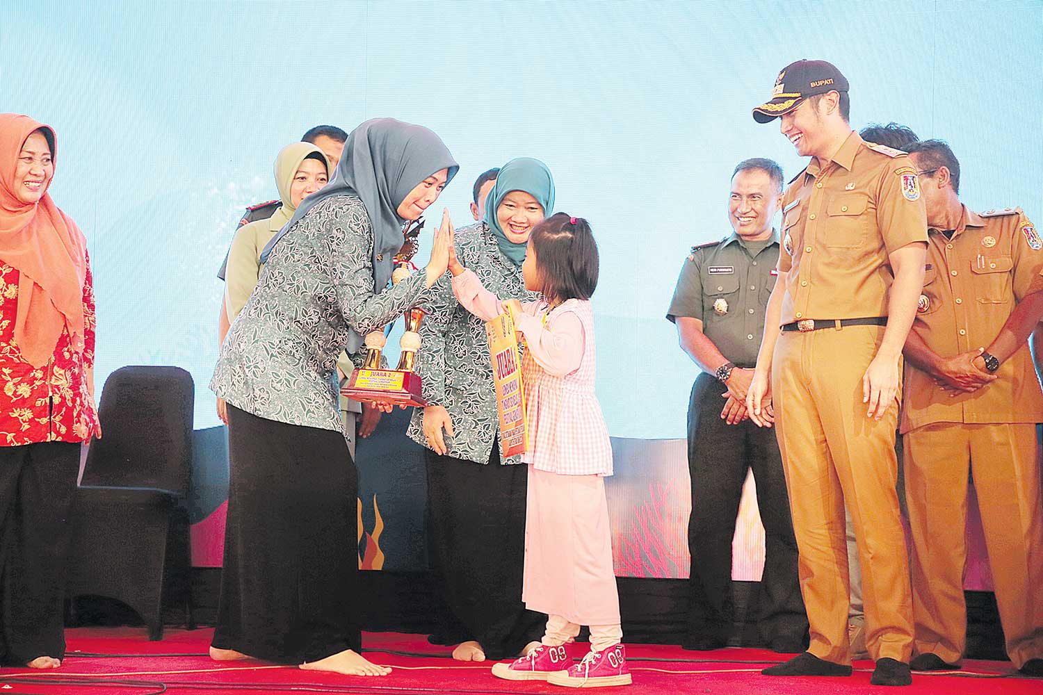 AYO MAKAN IKAN: Bupati Aditya Halindra bersama Ketua II Bidang Pendidikan dan Peningkatan Ekonomi Keluarga TP PKK Tuban Aulia Hany Mustikasari menghadiri Festival Gemarikan pada Agustus lalu.