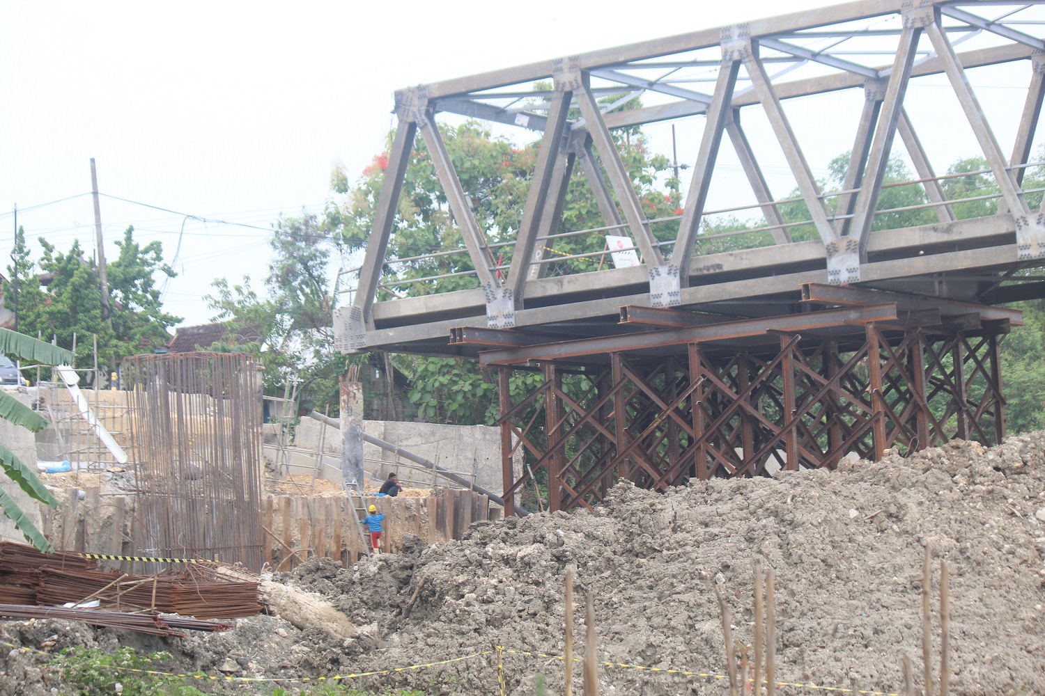 PROGRES: Proses perbaikan Jembatan Glendeng dari target 91 persen baru mencapai 81 persen per Senin (11/12) lalu.