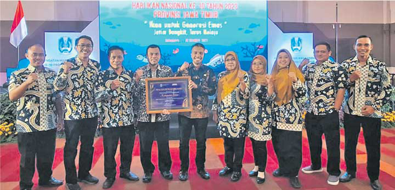 MEWAKILI BUPATI: Kepala DKP2P Tuban Eko Julianto mewakili Bupati Aditya Halindra Faridzky menerima penghargaan peningkatan konsumsi ikan dari Dinas Kelautan dan Perikanan Provinsi Jawa Timur.