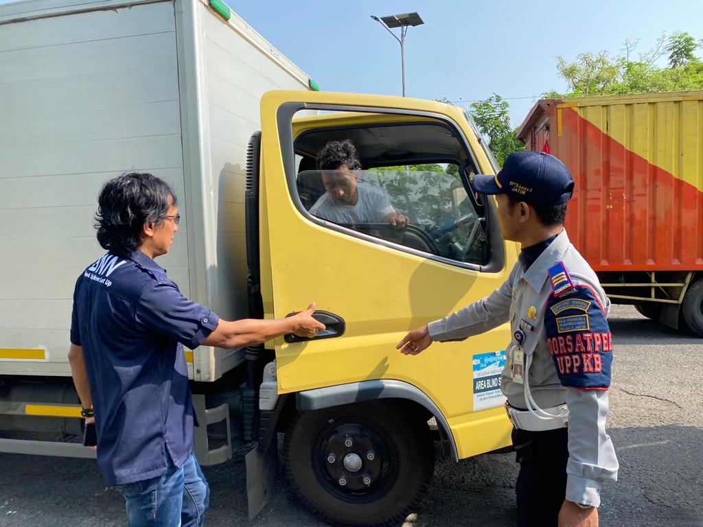 BERHENTI DULU: Pengecekan tes urine terhadap pengemudi MPU dan sopir truk di sekitar Kecamatan Widang.