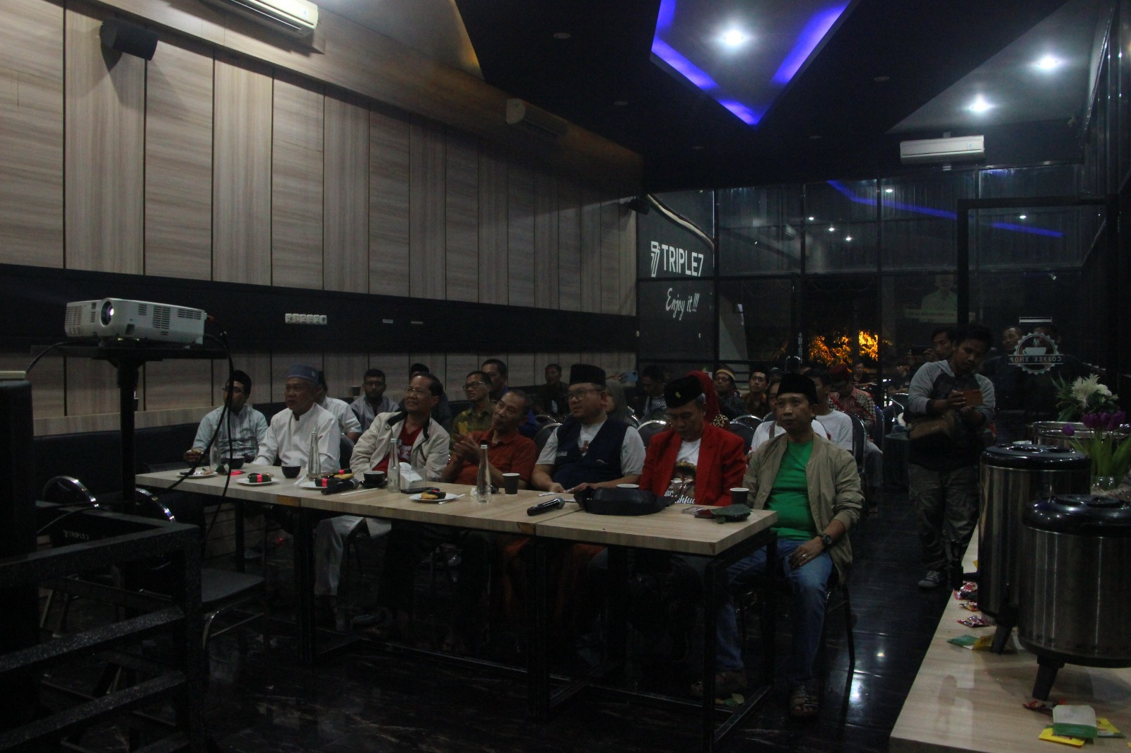 SEMAKIN OPTIMIS: Pendukung Ganjar &ndash; Mahfud saat melakukan nobar di salah satu caf&eacute; di Tuban