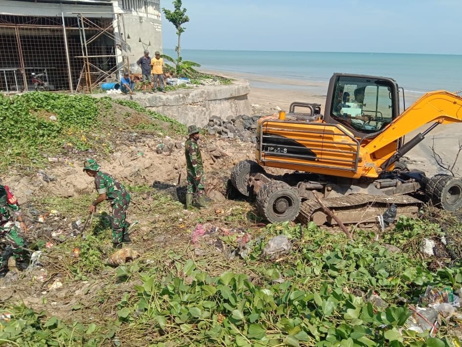 Normalisasi sungai di sepanjang Desa Bulujowo, Bulumeduro, dan Boncong, ketiganya di Kecamatan Bancar, Kabupaten Tuban dengan eksavator.