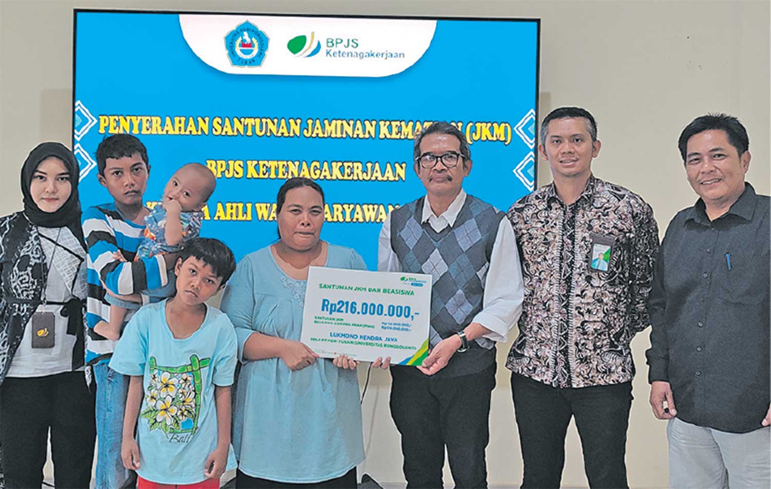 SIMBOLIS: BPJS Ketenagakerjaan bersama Rektor Unirow menyerahkan jaminan kematian kepada ahli waris.