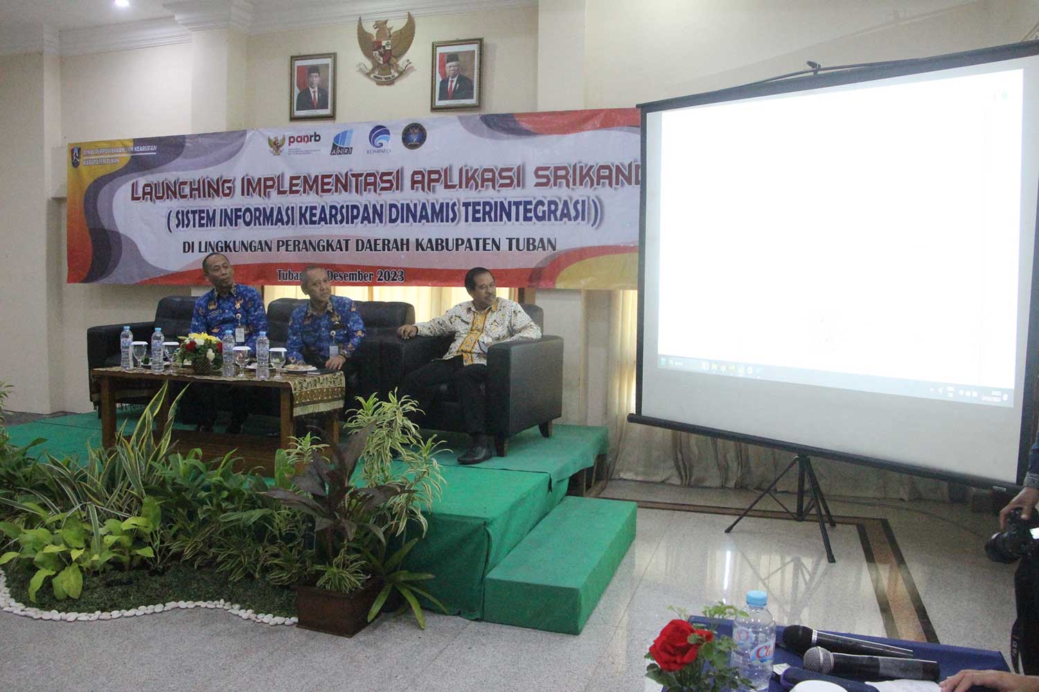 BERSINERGI: Sekda Tuban Budi Wiyana didampingi Kepala Diskominfo SP Tuban Arif Handoyo dan Kepala Dispersip Nur Khamid saat meluncurkan aplikasi Srikandi.