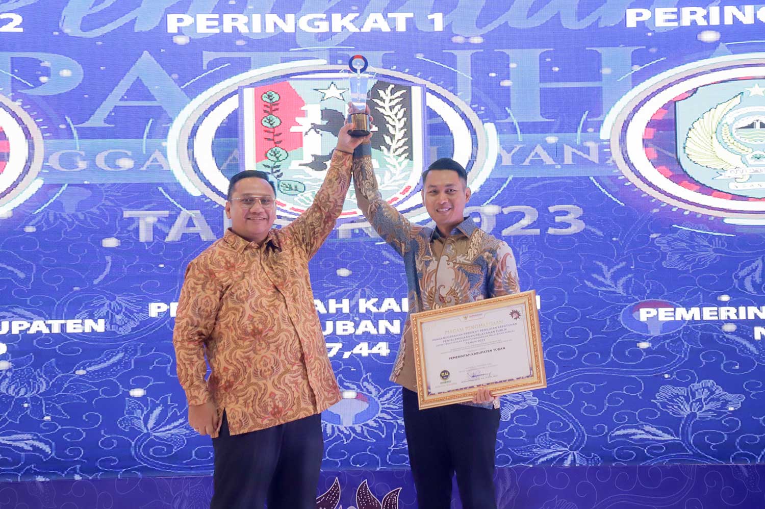 SELAMAT: Bupati Aditya Halindra menerima penghargaan Peringkat Pertama Penilaian Kepatuhan Penyelenggaraan Pelayanan Publik 2023 tingkat Pemerintah Kabupaten dari Ombudsman RI, Kamis (14/12).