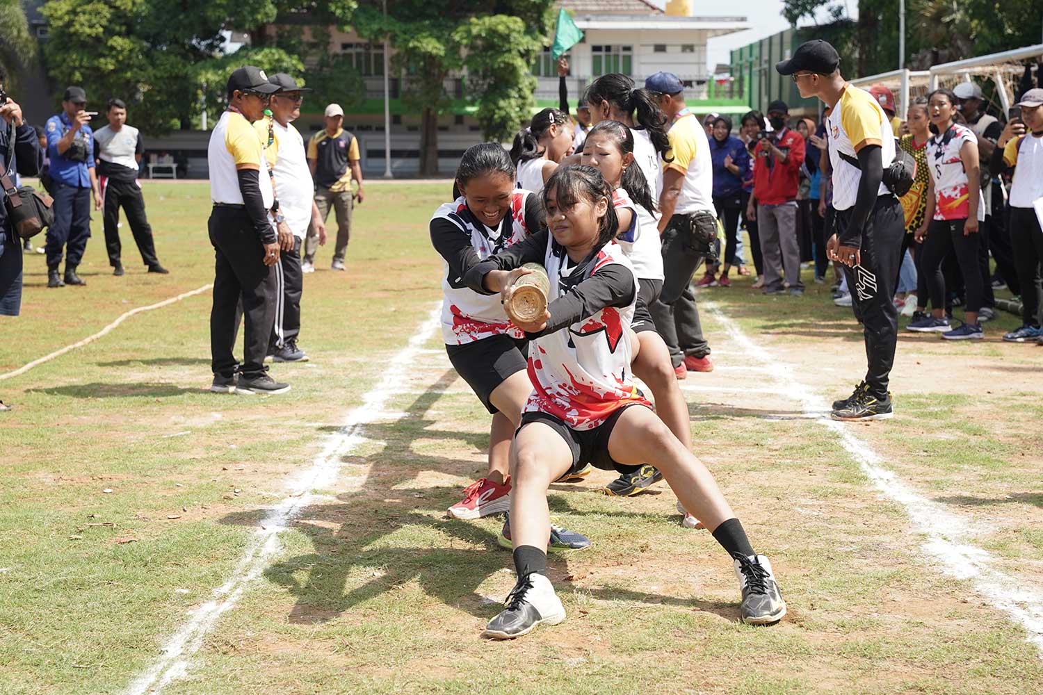 SERU-SERUAN: Adu tarik tambang Bupati Cup Olahraga Tradisional dan Senam Kreasi 2023 di GOR Rangga Jaya Anoraga, Jumat (15/12).