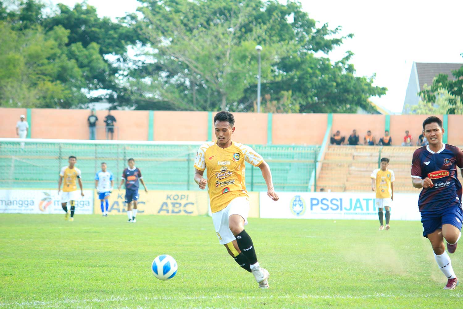 BERTAHAN SERI: Ahmad Dedy Mustofa saat meluncurkan serangan ke garis pertahanan Inter Pemuda Kediri.